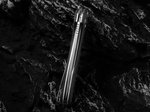 The Vector Folding Pocket Knife Giftset for Men and Women (Black and Silver)